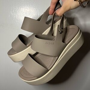 Crocs Brooklyn Low Wedge in beige